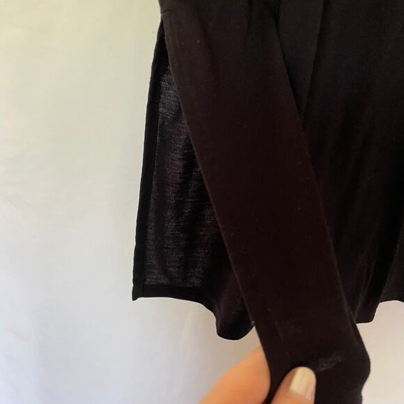 Old Navy Active ultralite black short sleeved t-shirt athleisure side slits XS - Picture 4 of 6